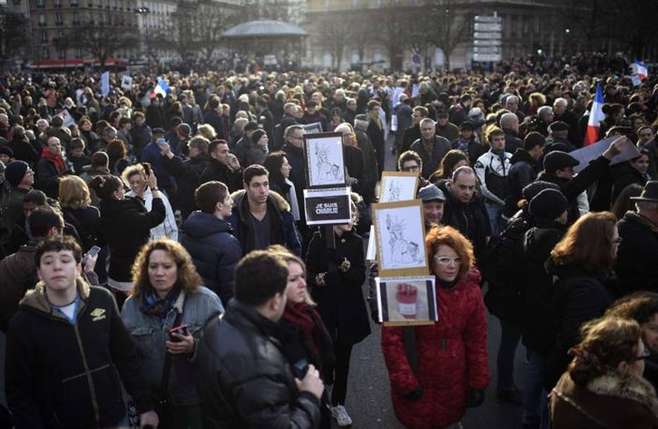 Le immagini simbolo di questi giorni sui cartelli dei manifestanti a Parigi